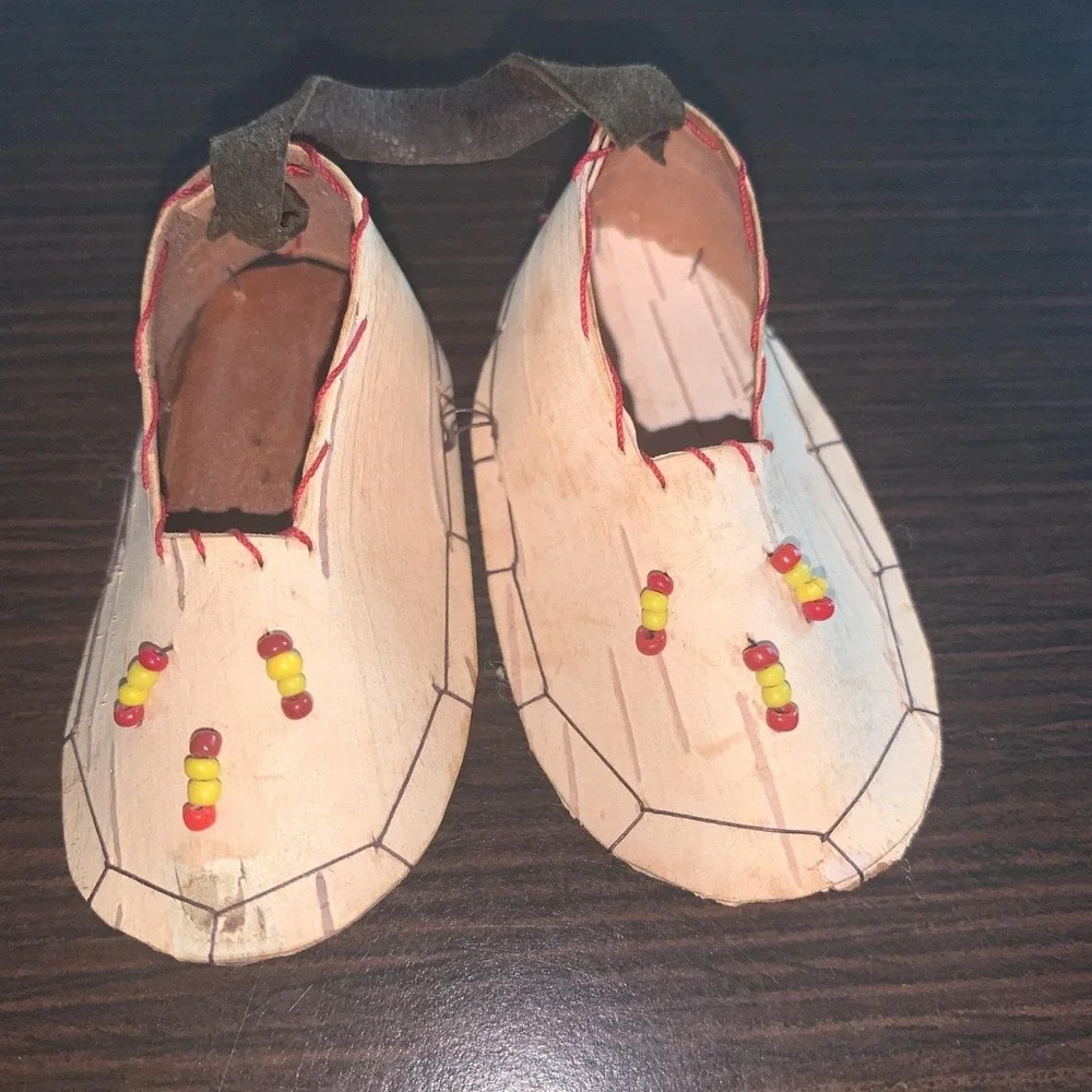 Vintage Handmade Tree Bark  Miniature Moccasins Mackinaw Island 1941 Souvenir